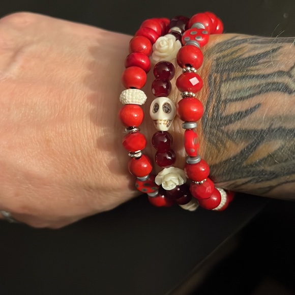 skull & flower red bracelet handcrafted - Picture 4 of 7